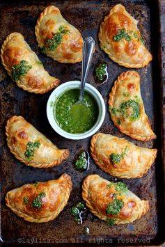 Empanadas caprese de tomate, mozzarella, y albahaca