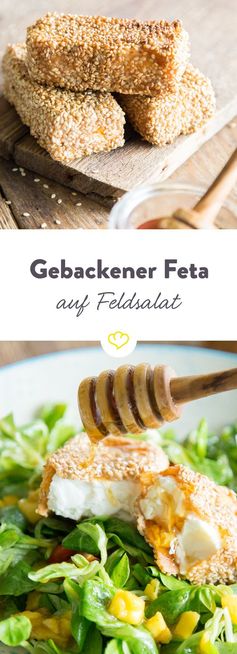 Feierabend-Päckchen: Gebackener Feta in Honig-Sesam-Kruste auf Feldsalat