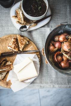 French Onion Soup with Mini Gruyère Toasties (aka mini grilled cheese!