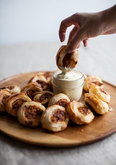 Friands à la saucisse & crème à la moutarde