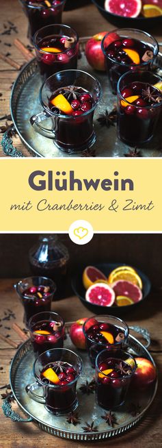 Glühwein mit Cranberries, Orange und Zimt