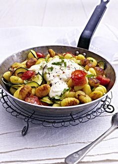 Gnocchi-Zucchini-Pfanne mit Feta-Cracker-Haube