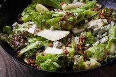 Green Salad With Pears, Pecans and Blue Cheese