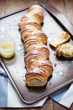 Homemade Cinnamon Roll Pull Apart Bread