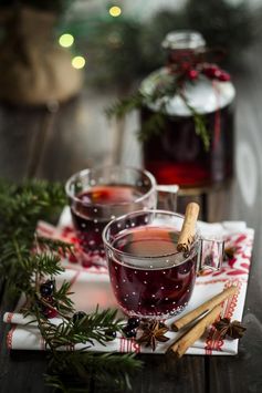 Italian-style Hot, Spiced Wine: A warming, festive winter drink