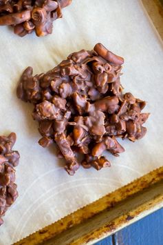 No-Bake Chocolate, Pretzel & Peanut Butter Cookies