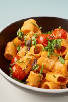 Pasta mit Kirschtomaten und Feta