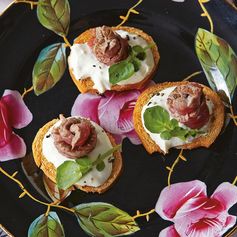 Rose Beef Bites with Horseradish Cream