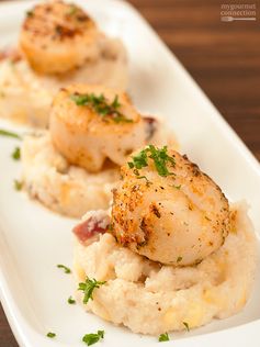 Seared Scallops with Creamy Bacon Grits