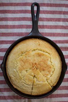 Simple Cast Iron Skillet Cornbread