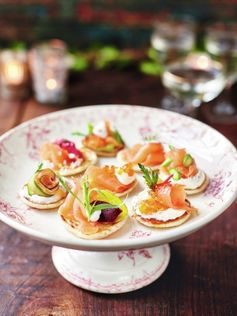 Smoked salmon blinis