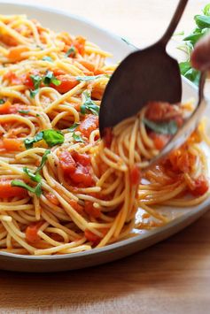 Spaghetti With Fresh Tomato and Basil Sauce