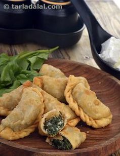 Spinach and Cheese Sambousek, Lebanese Spinach and Cheese Ghughras