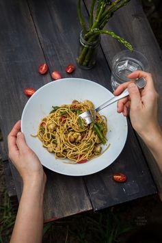 Spring spaghetti with chicken and pesto ala Genovese (4 servings