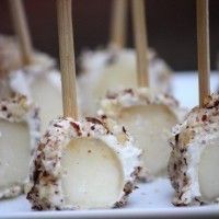 Sucettes de poires au fromage de chèvre et aux noisettes concassées