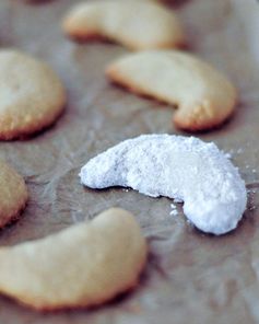 Vegan Vanilla Crescent Cookies